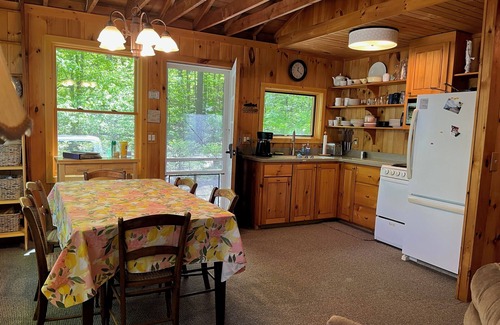 Frankfort Hütte | Crystal Lake Gemütliches, ruhiges Cottage mit großem Strand und Rasen