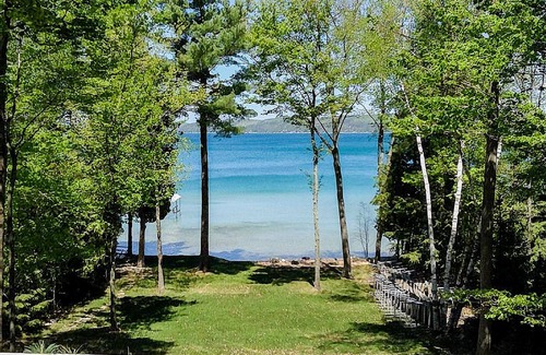 Frankfort Hütte | Crystal Lake Gemütliches, ruhiges Cottage mit großem Strand und Rasen