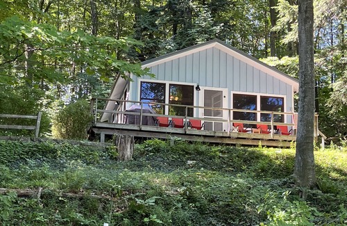 Frankfort Hütte | Crystal Lake Gemütliches, ruhiges Cottage mit großem Strand und Rasen