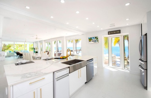 Rum Point Haus | Crystal Waters: Luxe Villa w/Private Pool, Dock and Barefoot Beach Lounge - Walk to The Kaibo!