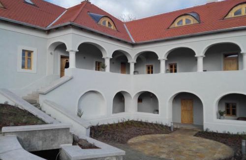 Mad Haus | Csodarabbik Útja Fogadó