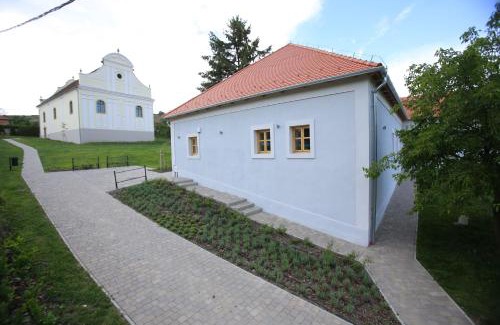 Mad Haus | Csodarabbik Útja Fogadó