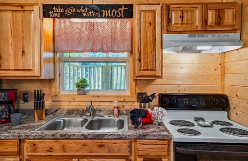 Cosby Kabine | Cuddling On The Creek Couples only romantic " TINY CABIN" retreat!!!!