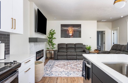 Cascade Haus | Custom Home/Hot Tub/Fireplace/Close To LakeCascade