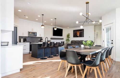 Cascade Haus | Custom Home/Hot Tub/Fireplace/Close To LakeCascade