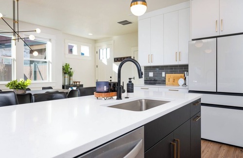 Cascade Haus | Custom Home/Hot Tub/Fireplace/Close To LakeCascade