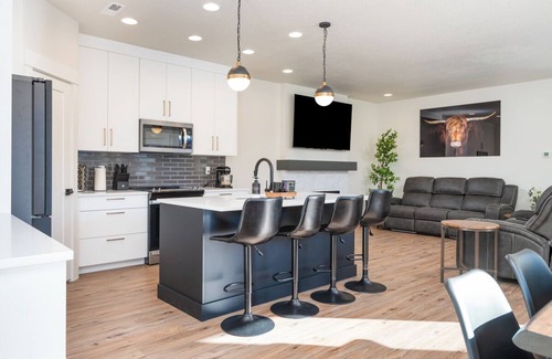 Cascade Haus | Custom Home/Hot Tub/Fireplace/Close To LakeCascade