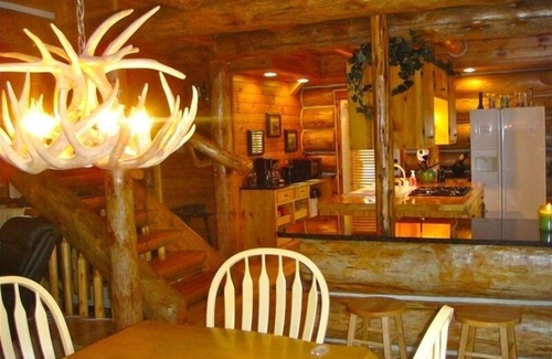 Brown Township Kabine | Benutzerdefinierte Log Cabin im Herzen des Manistee National Forest