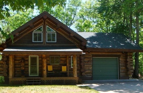 Brown Township Kabine | Benutzerdefinierte Log Cabin im Herzen des Manistee National Forest
