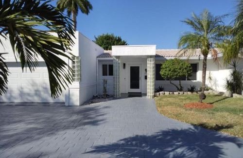 Lighthouse Point Haus | CUSTOM LUXURY POOL HOME 4 BD/ 3.1 BA