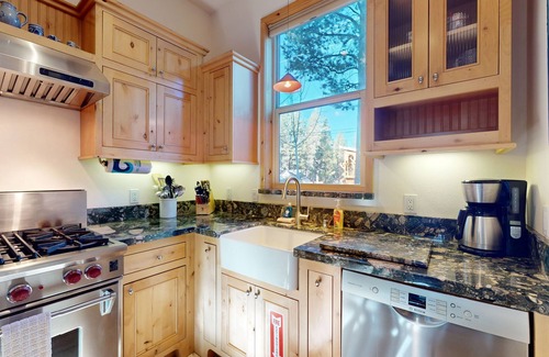 South Lake Tahoe Hütte | Custom South Lake Tahoe Cottage for 6 Close to Parks and Beaches