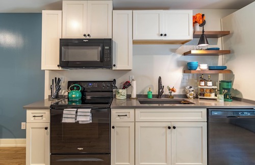 Cooper-Young Historic District Haus | Cute 2 bedroom close to downtown and walking distance to restaurant