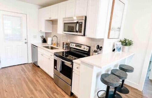 Homewood Eigentumswohnung | Cute 2 BR Condo Downtown Homewood