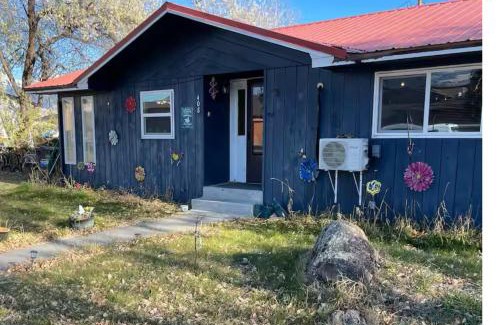 Salmon Haus | Cute 3 bedroom home in town