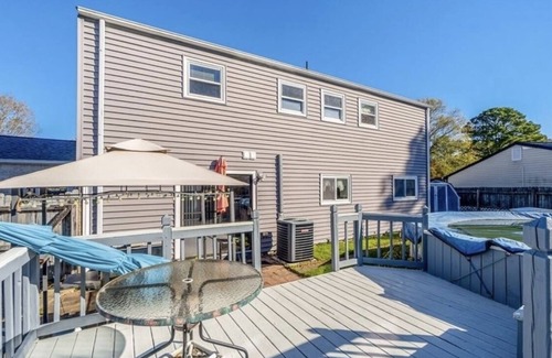 Norfolk - Virginia Beach Haus | Cute 4 bed / 2.5 bath Home w/ Pool - Sleeps 12! 30 night min