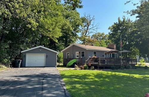 Paddock Lake Haus | Cute and Cozy Cottage by the Lake! Kayaks! Paddleboard! HUGE Deck w/ Great Views