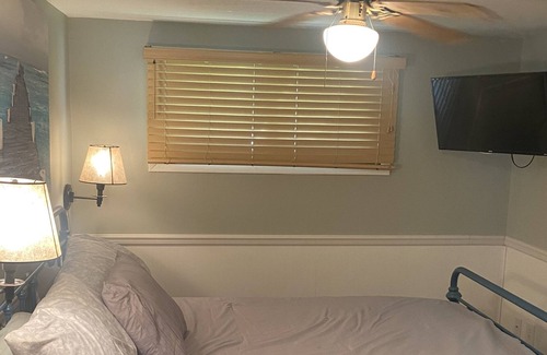 Leesburg Hütte | Cute and Quaint on the Irish channel of the Barbee Chain of lakes.