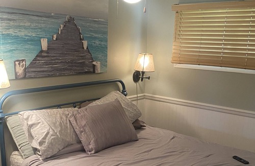 Leesburg Hütte | Cute and Quaint on the Irish channel of the Barbee Chain of lakes.