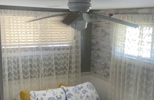 Leesburg Hütte | Cute and Quaint on the Irish channel of the Barbee Chain of lakes.