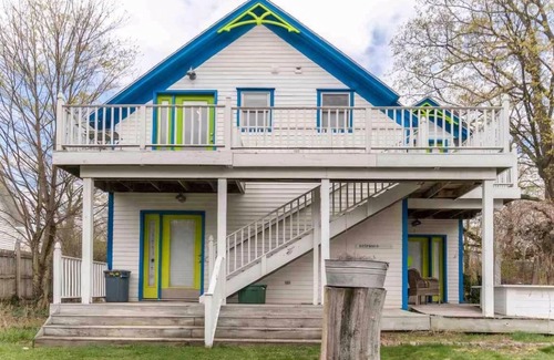 Benzonia Wohnung | Cute & Artsy Condo 1mi from Crystal lake, & 7mi from Frankfort