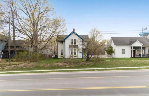 Benzonia Wohnung | Cute & Artsy Condo 1mi from Crystal lake, & 7mi from Frankfort