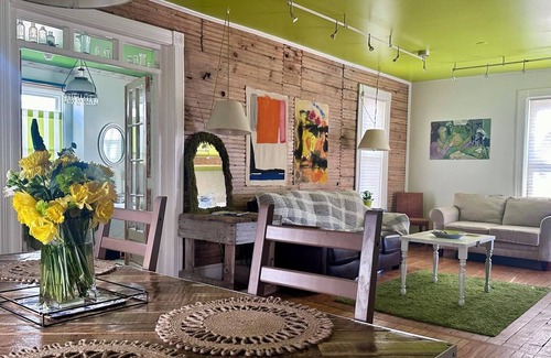 Benzonia Wohnung | Cute & Artsy Condo 1mi from Crystal lake, & 7mi from Frankfort