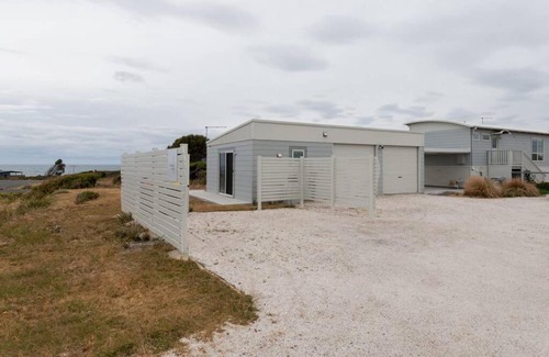 Lulworth Wohnung | Cute as a button and on the beach