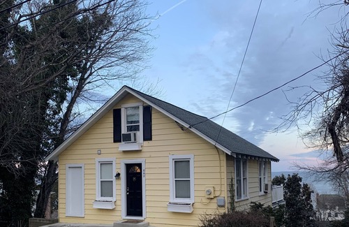 Tracys Landing Haus | Cute Bay Home/Fantastic View and Sandy Beach