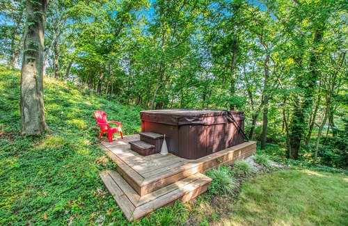 Michiana Haus | Cute Cottage by the Lake W/ Private Hot Tub, Firepit, Screened Porch & Fast WiFi