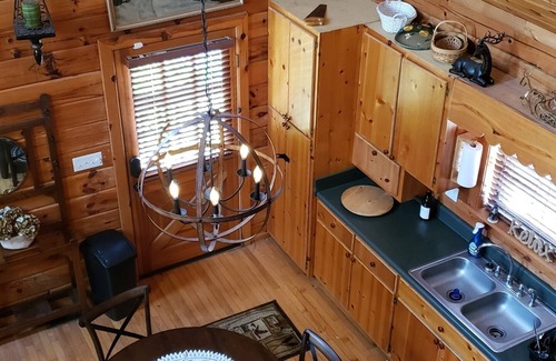 Arley Kabine | Cute, cozy log cabin on beautiful Smith Lake, Arley AL (year round deep water)