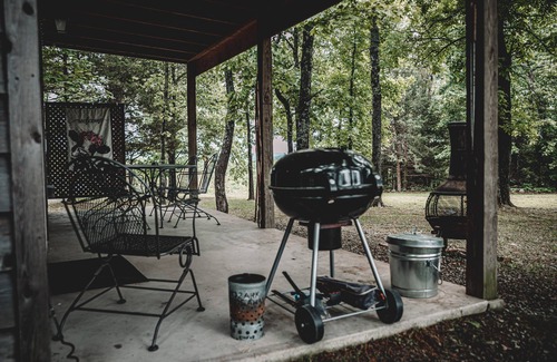 Gainesville Haus | Cute Ozark Mountain cabin in the woods: a quiet escape or adventurous exploring