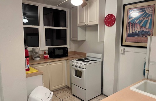 East Daytona Wohnung | CUTE STUDIO with PRIVATE BALCONY! And SPECTACULAR OCEAN -A1A- HARDROCK -VIEWS!!!