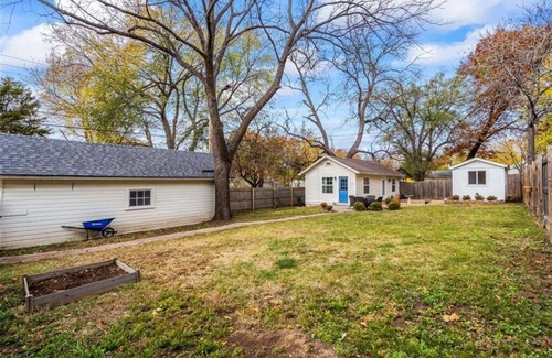 South Kansas City Haus | Cutest Cottage in the Heart of Waldo!