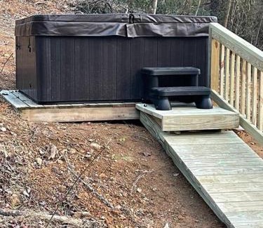 Jonesville Wohnung | Daffodil Dream Camper with Hot Tub - Movie Screen - Fire Pit - BBQ