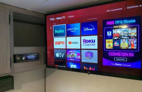 Jonesville Wohnung | Daffodil Dream Camper with Hot Tub - Movie Screen - Fire Pit - BBQ