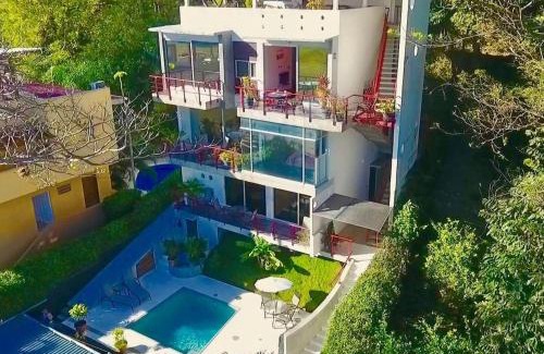 Samara Haus | Dahlia Penthouse Beach Getaway, Stunning Views!
