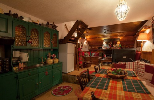 Eptalofos Skihütte | Dandy auf dem Hügel in Agoriani | Chalet Iris 80er Jahre. q.m | Bis zu sechs Personen