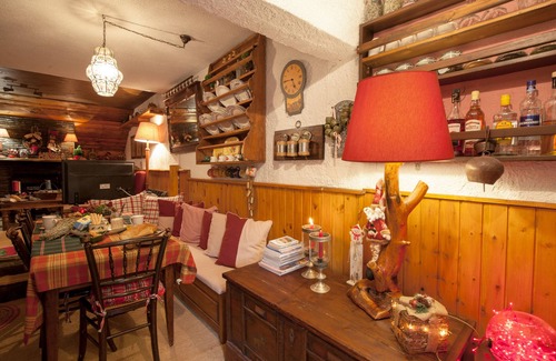 Eptalofos Skihütte | Dandy auf dem Hügel in Agoriani | Chalet Iris 80er Jahre. q.m | Bis zu sechs Personen