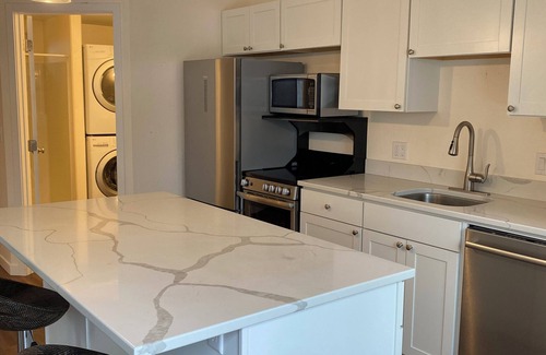 Coeur d'Alene Hütte | Darling Downtown Cottage - summer in CDA!