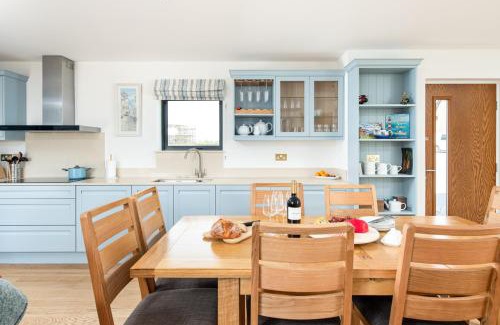 Holworth Haus | Dawn Lighthouse SV10 Silverlake Dorset