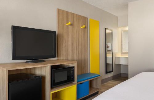 Avon By The Sea Hotel | Days Inn by Wyndham Cocoa Beach Port Canaveral