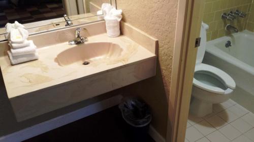 Cocoa Hotel | Days Inn by Wyndham Cocoa Cruiseport West At I-95/524