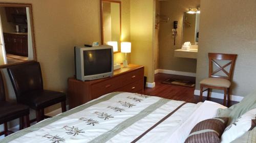 Cocoa Hotel | Days Inn by Wyndham Cocoa Cruiseport West At I-95/524