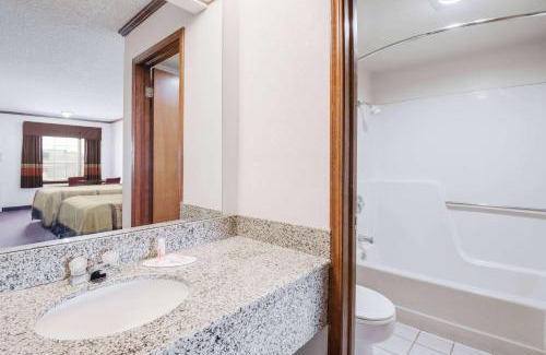 Monett Hotel | Days Inn by Wyndham Monett