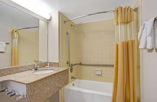 Norfolk - Virginia Beach Hotel | Days Inn by Wyndham Norfolk Military Circle