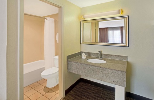 Downtown Hotel | Days Inn by Wyndham Silver Spring