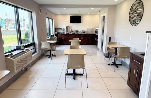 St. Charles Hotel | Days Inn by Wyndham St. Charles IL