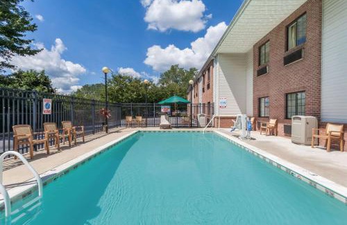 Cambridge Hotel | Days Inn & Suites by Wyndham Cambridge