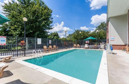 Cambridge Hotel | Days Inn & Suites by Wyndham Cambridge