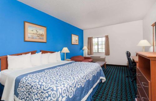 Cambridge Hotel | Days Inn & Suites by Wyndham Cambridge